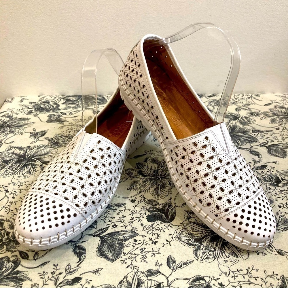 VOLKS WALKERS Sz 42 Sinop Leather Perforated Slip On Flats Loafers Shoes